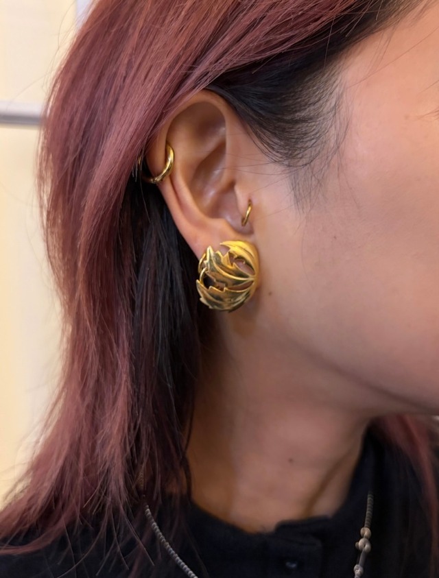 Givenchy/ vintage leaf gold earring.(o)