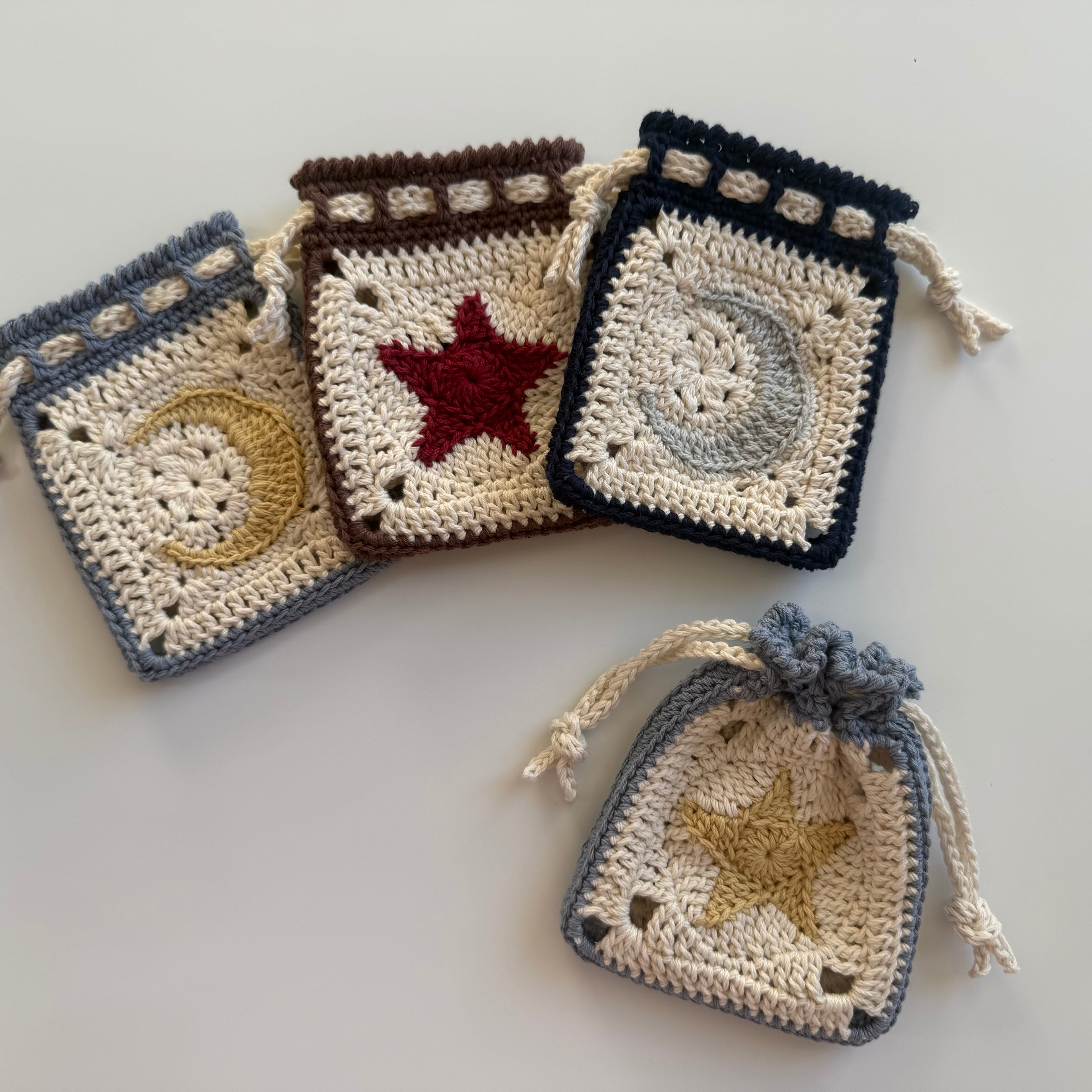 バラの巾着ポーチ | TSUMUGI かぎ針編み