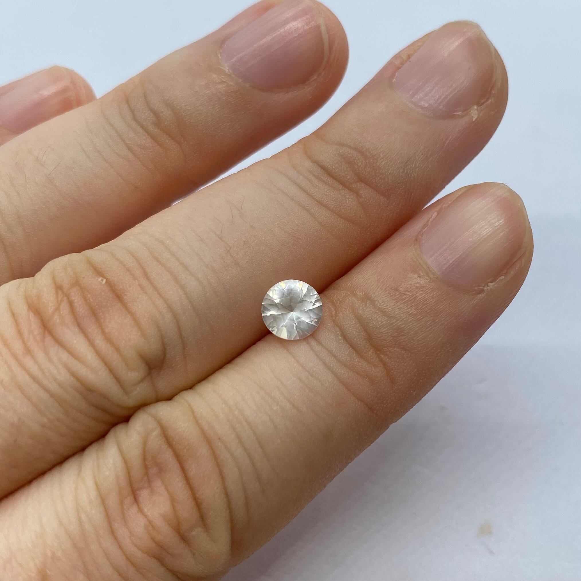 シルキーホワイトの美しいサファイア