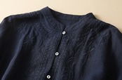 リネン混刺繍バンドカラーブラウス