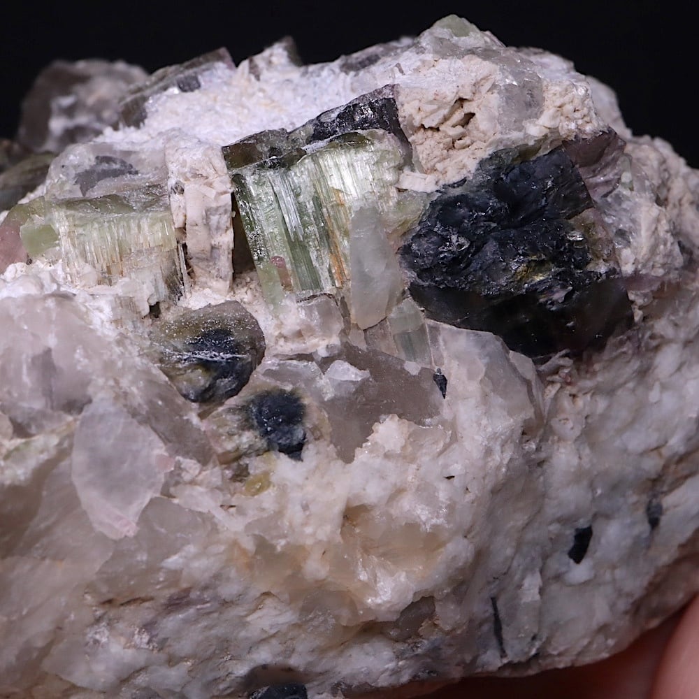 大きい！ トルマリンざくざく！ クォーツ 母岩 電気石 水晶 726.9g