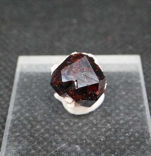 ネバダ産 スペサルティン ガーネット 結晶 2g  SPS004 原石　鉱物　天然石　パワーストーン