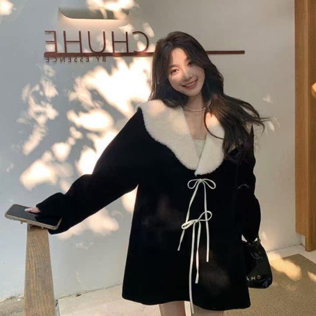 【送料無料】 トレンチコート チェスターコート ショートコート 長袖 フェイクファー Vネック フレア Aライン ブラック 大人カラー モノトーン 厚手生地 ふわふわ ウール 防寒 暖かい かわいい 大人可愛い 綺麗 上品 おしゃれ お洒落 大人女子 こなれ感 定番アイテム 体型カバー フェミニン ガーリー 可愛い 無地 冬 女性 レディース 10代 20代 デート お出かけ 女子会 お呼ばれ お茶会 授業参観 休日 着回し 普段使い ファッション スタイル 楽ちん 着痩せ オーバーシルエット 垢抜け