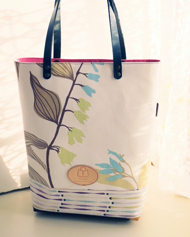 No.242720縦型トートバッグL（ホワイトフラワー）