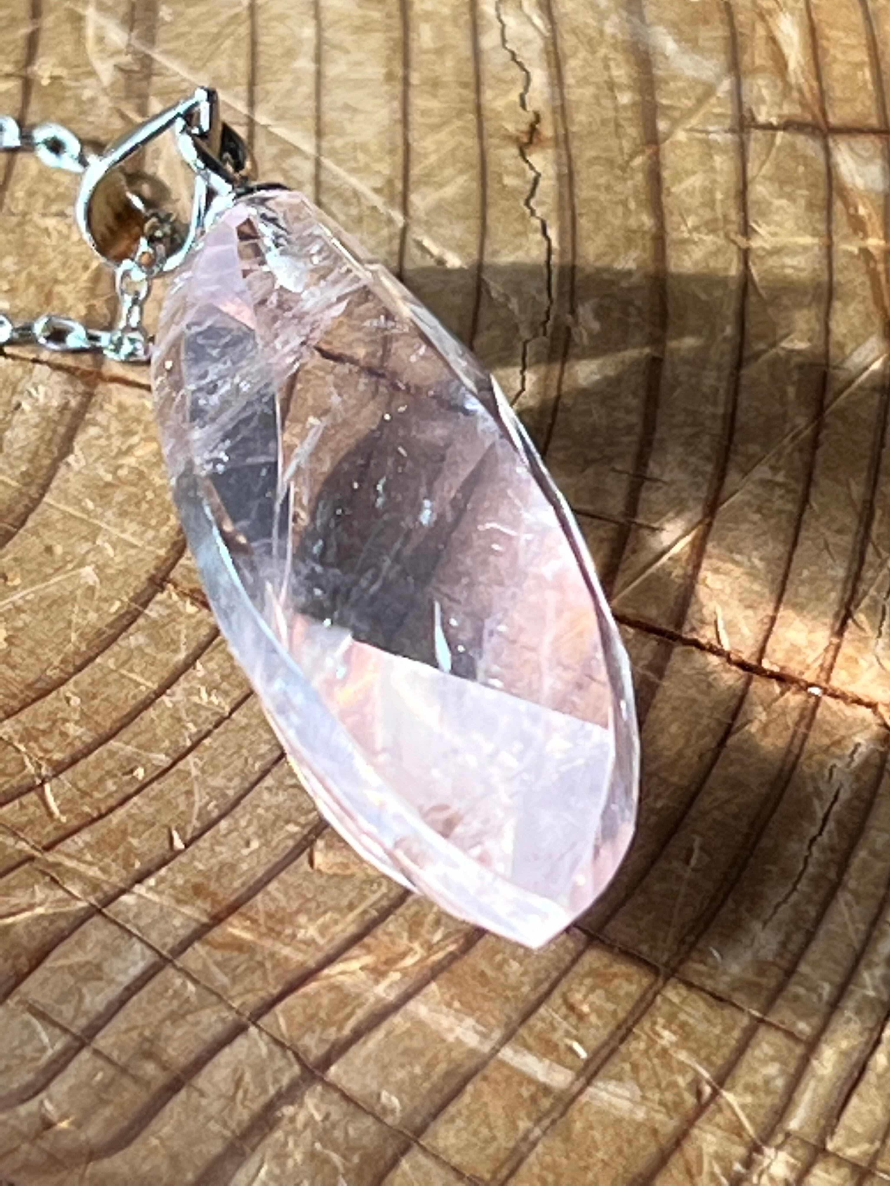 【ツインとの出会い】宝石質ローズクォーツ ツイストマーキスペンダン 【マダガスカル産】