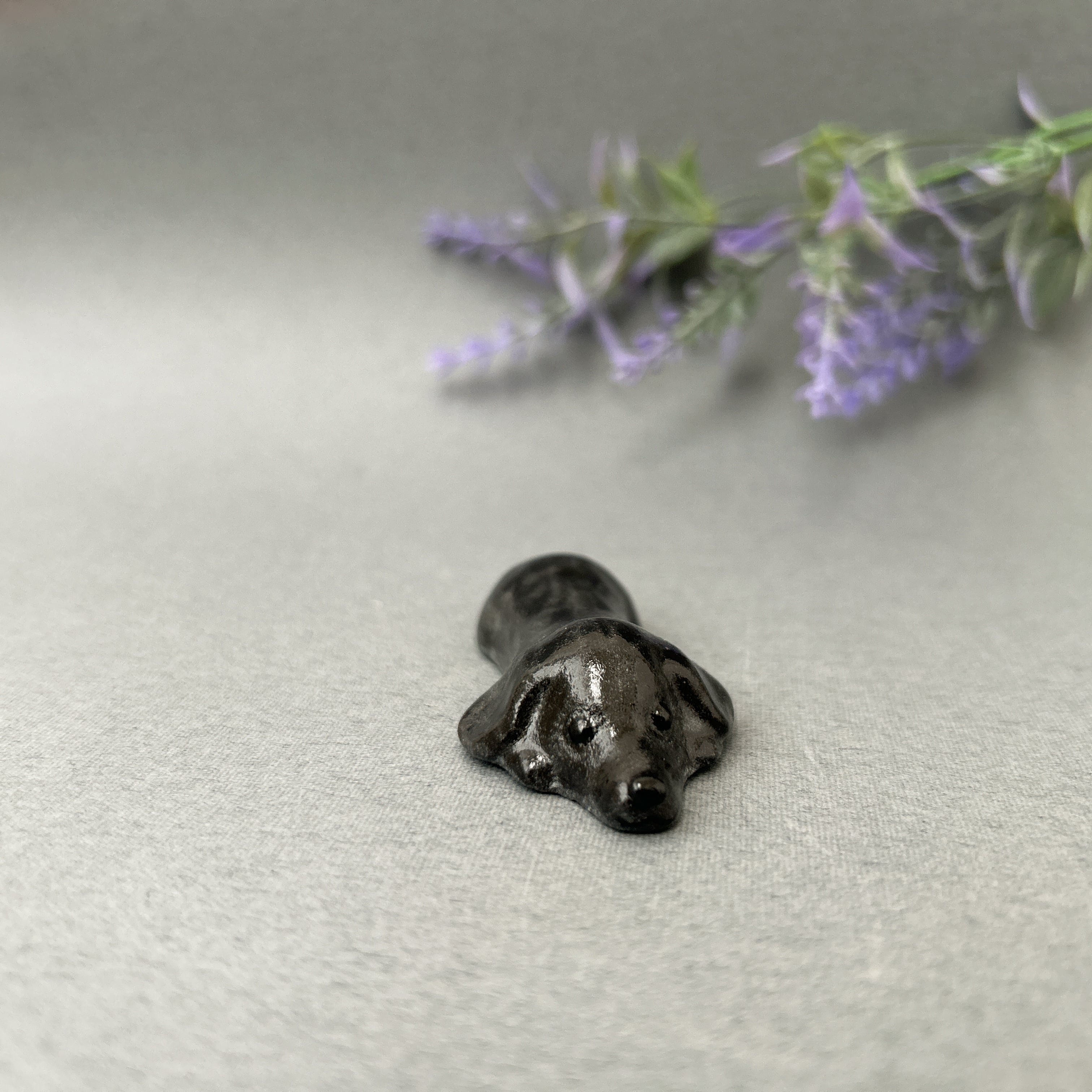 ダックス犬の箸置き（ブラックソリッド）伏せ | 陶器のことり