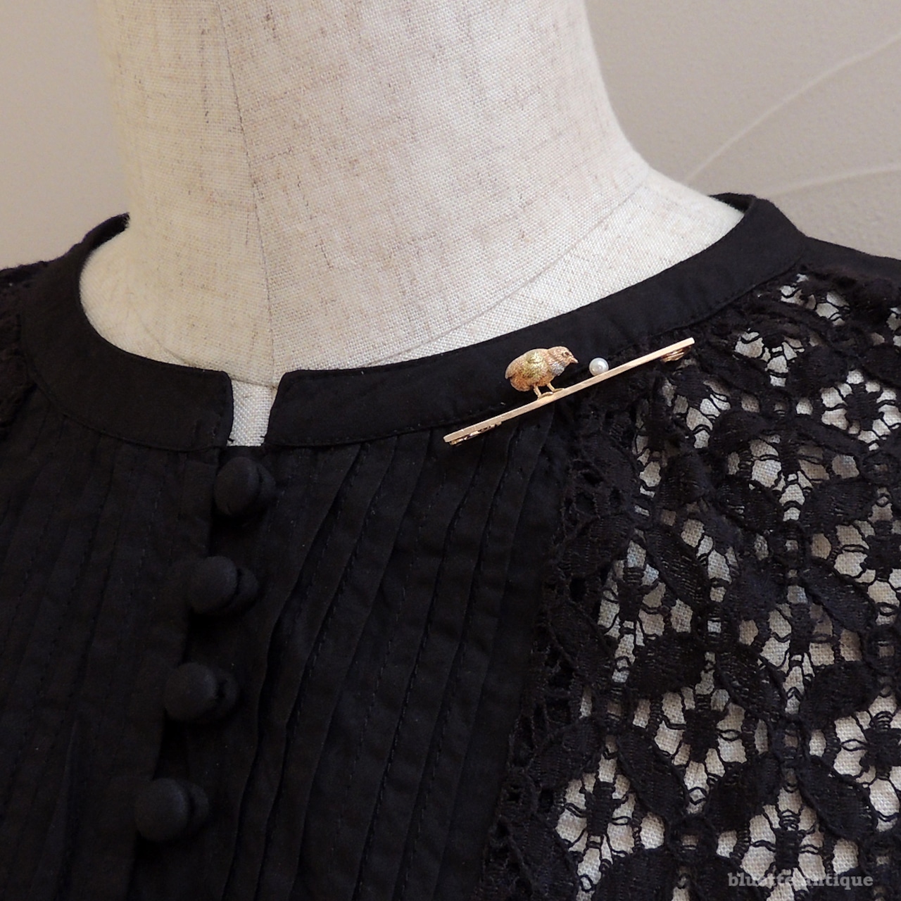 英国アンティークジュエリー 15ctゴールド・プラチナ アコヤ真珠 天然ルビー ヒヨコ バーブローチ(ソーティングメモ付)