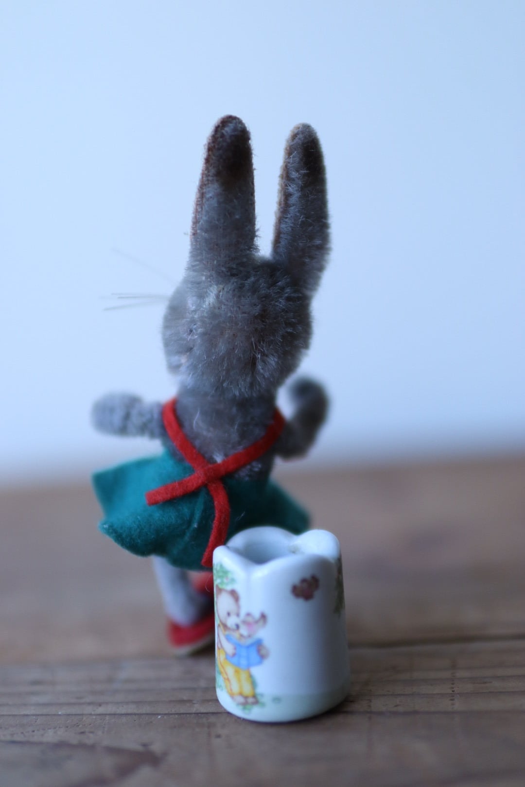 ヴィンテージ シュコー スカートをはいたうさぎ