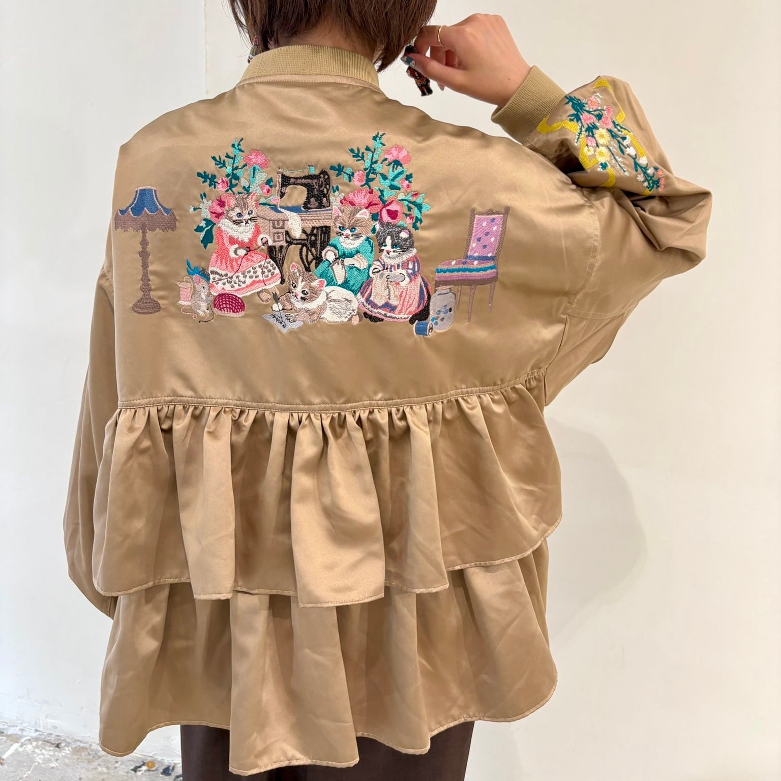 GOSOAKY 馬の刺繍 フリル付きジャケット 刺繍フリルジャケット“Crafting Cats Frill Jacket” (Beige