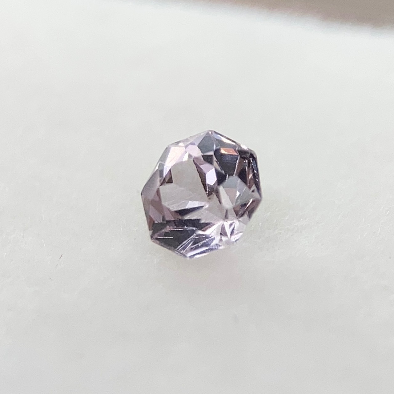 お花みたいなスピネル  約4.3mm*3.1mm r-0638