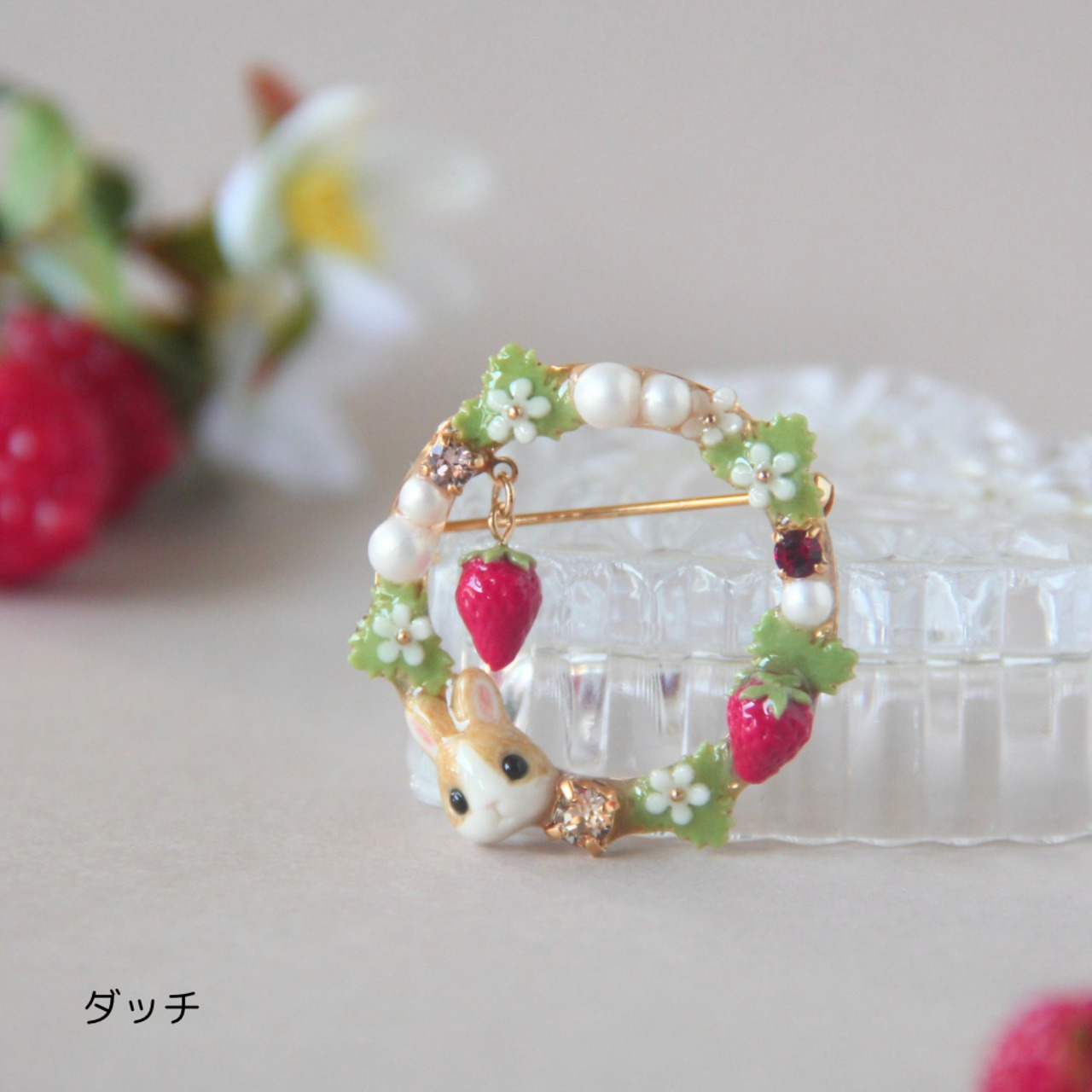 うさぎといちごリースブローチ
