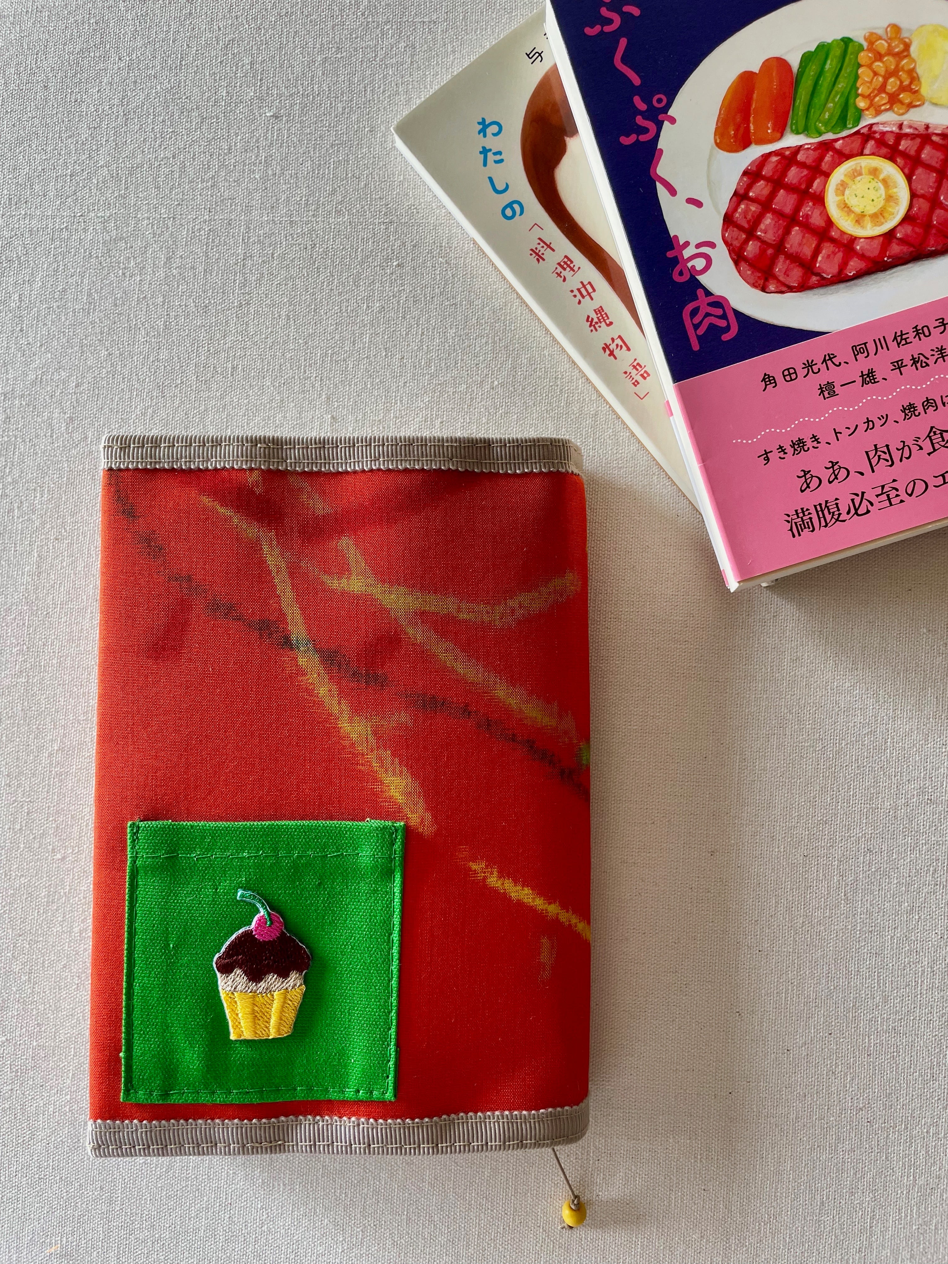 銘仙ワッペンブックカバー・文庫サイズ・オレンジ・リボン・カップ