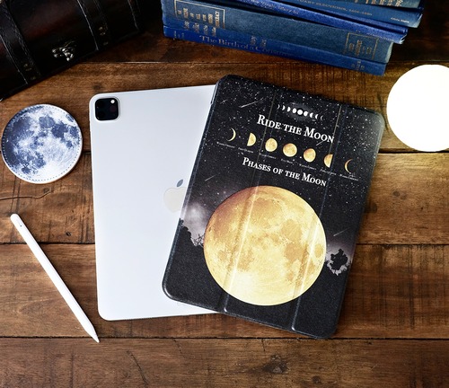 架空の洋書、月の事柄が描かれた "RIDE THE MOON" iPadケース