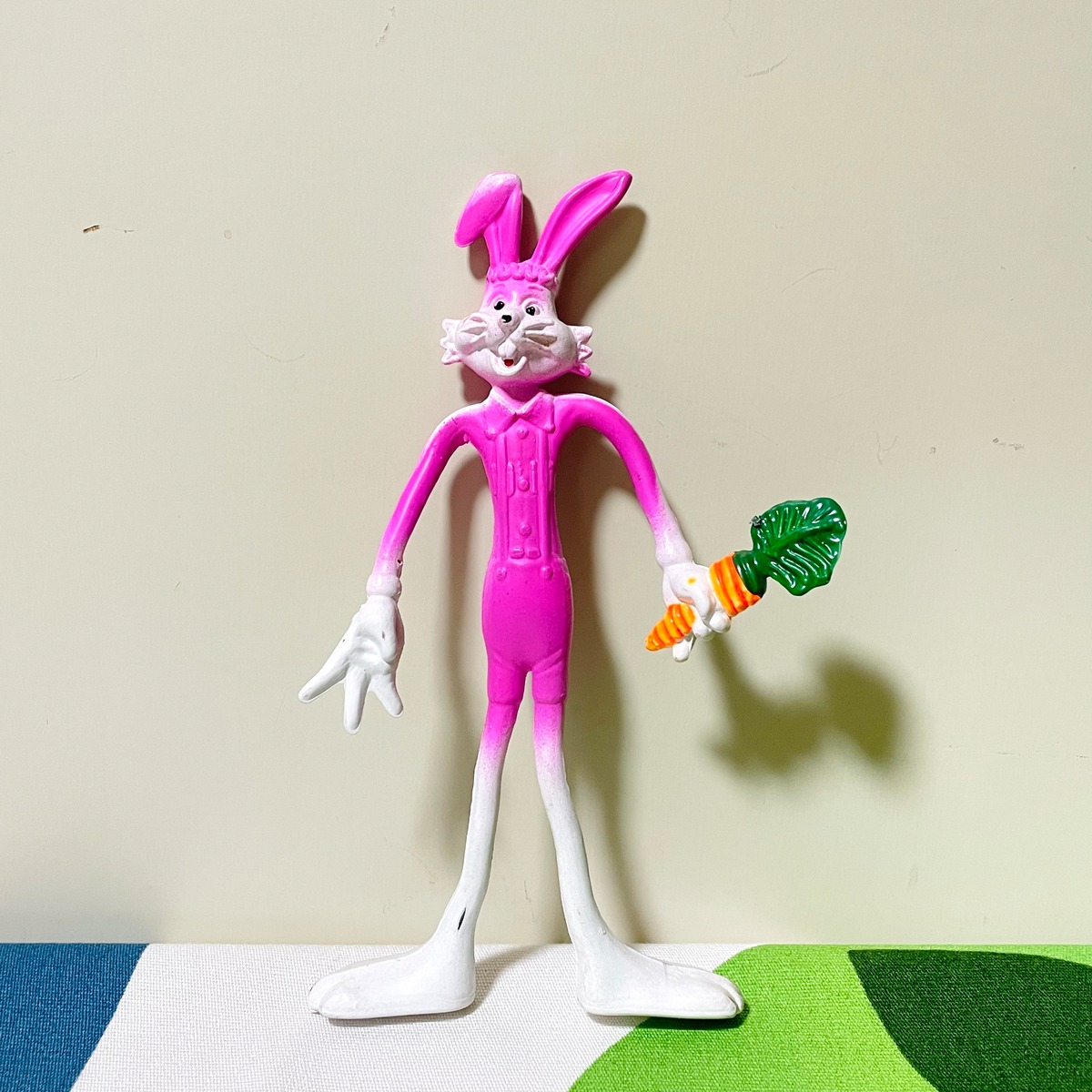 14.5センチ BENDABLE EASTER BUNNY 濃ピンク 人参を持つイースターバニー ベンダブルフィギュア うさぎ くねくね人形 ...