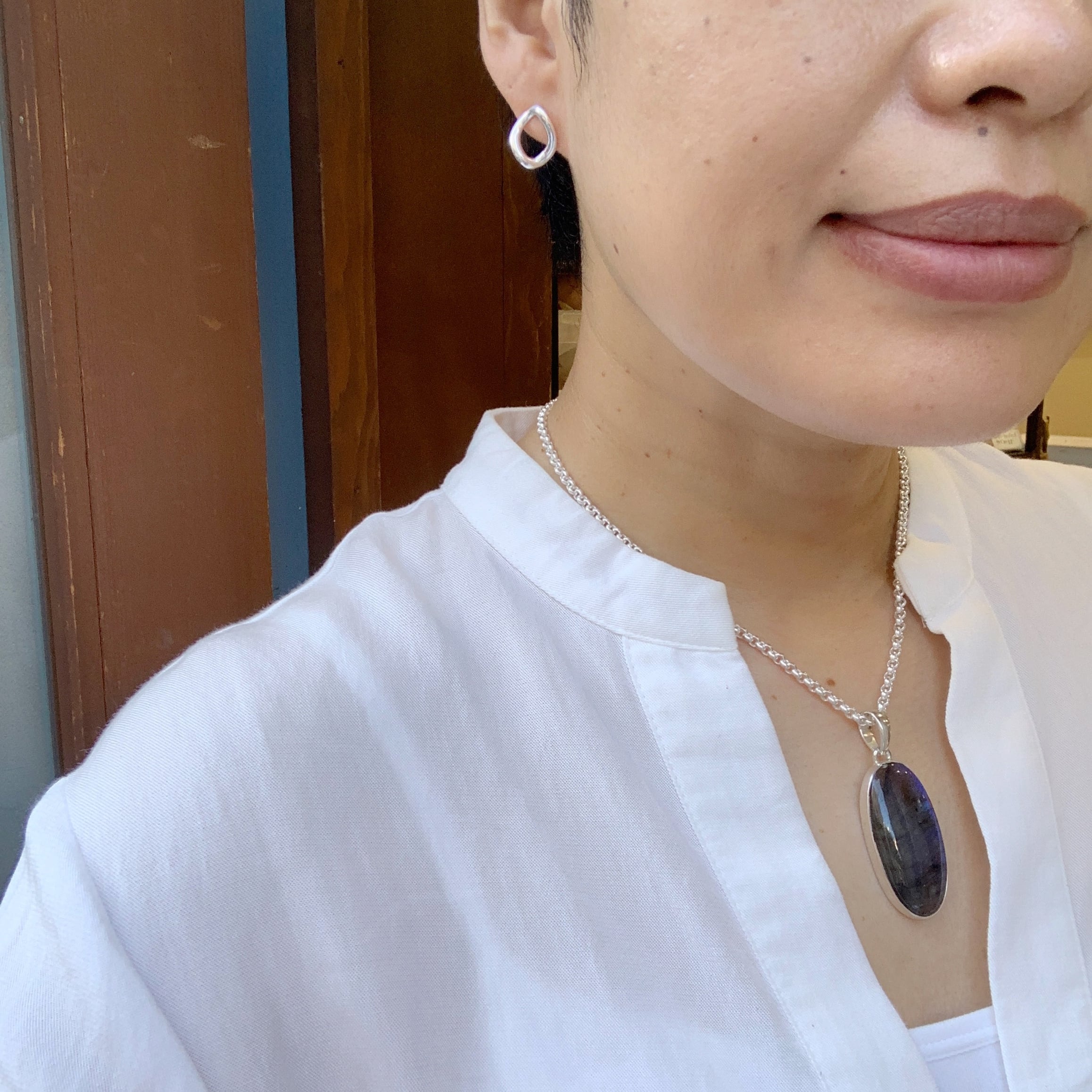 シルバーの質感が美しい いびつなオーバル スタッドピアス | 【公式