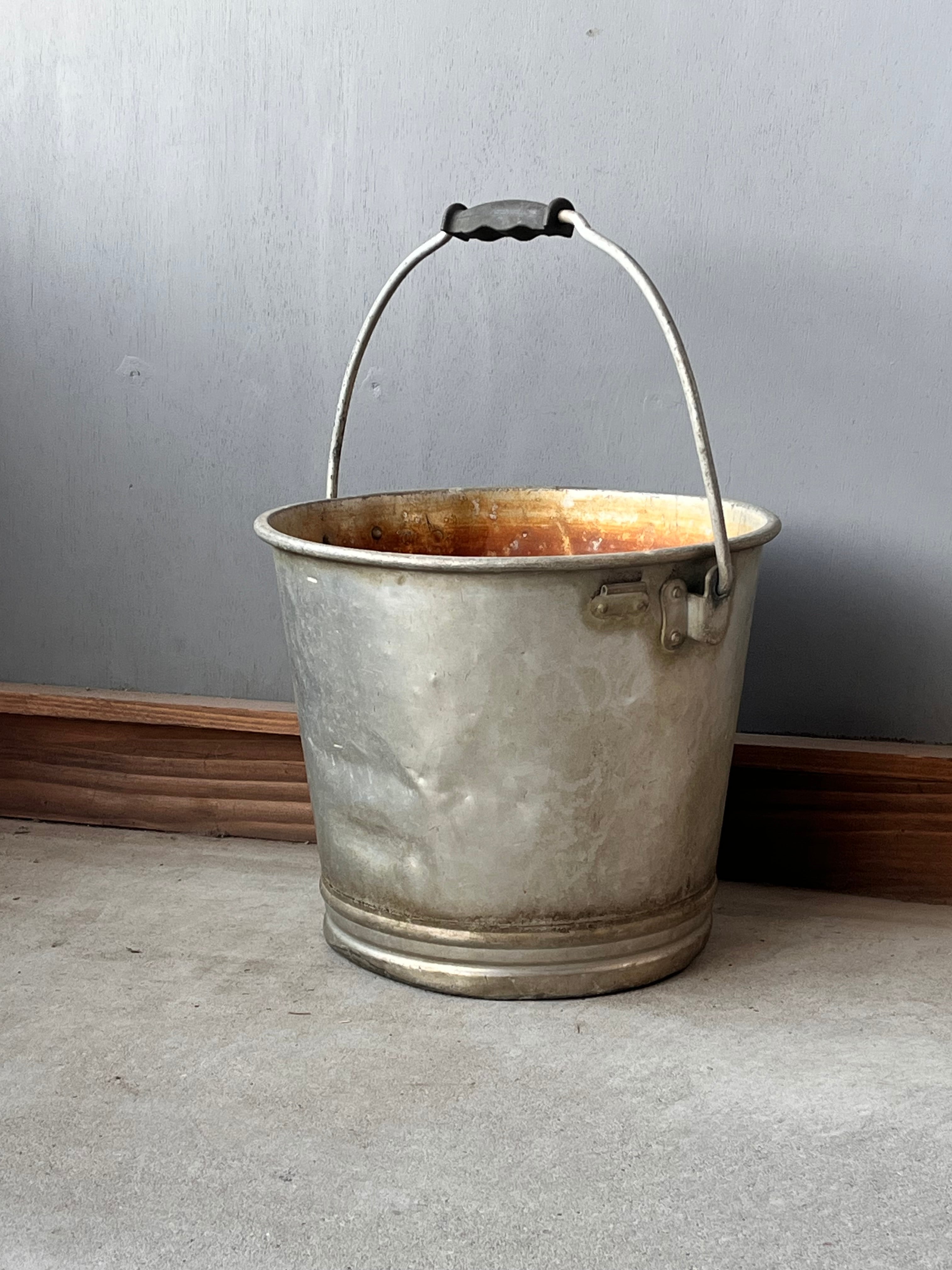 アルミのバケツ