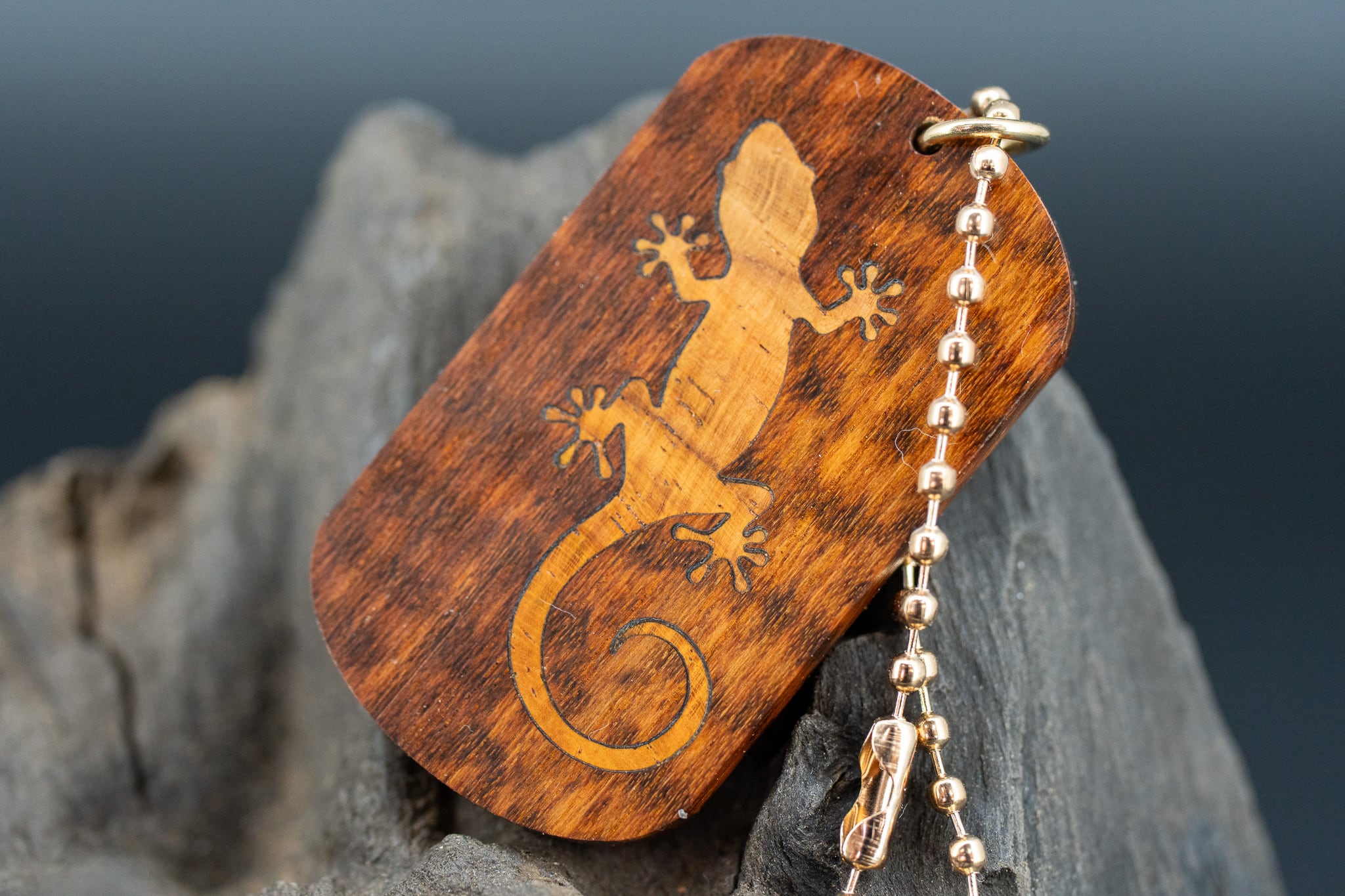 【 木のダイヤモンド 】スネークウッド ドッグタグ 象嵌 木登りトカゲ