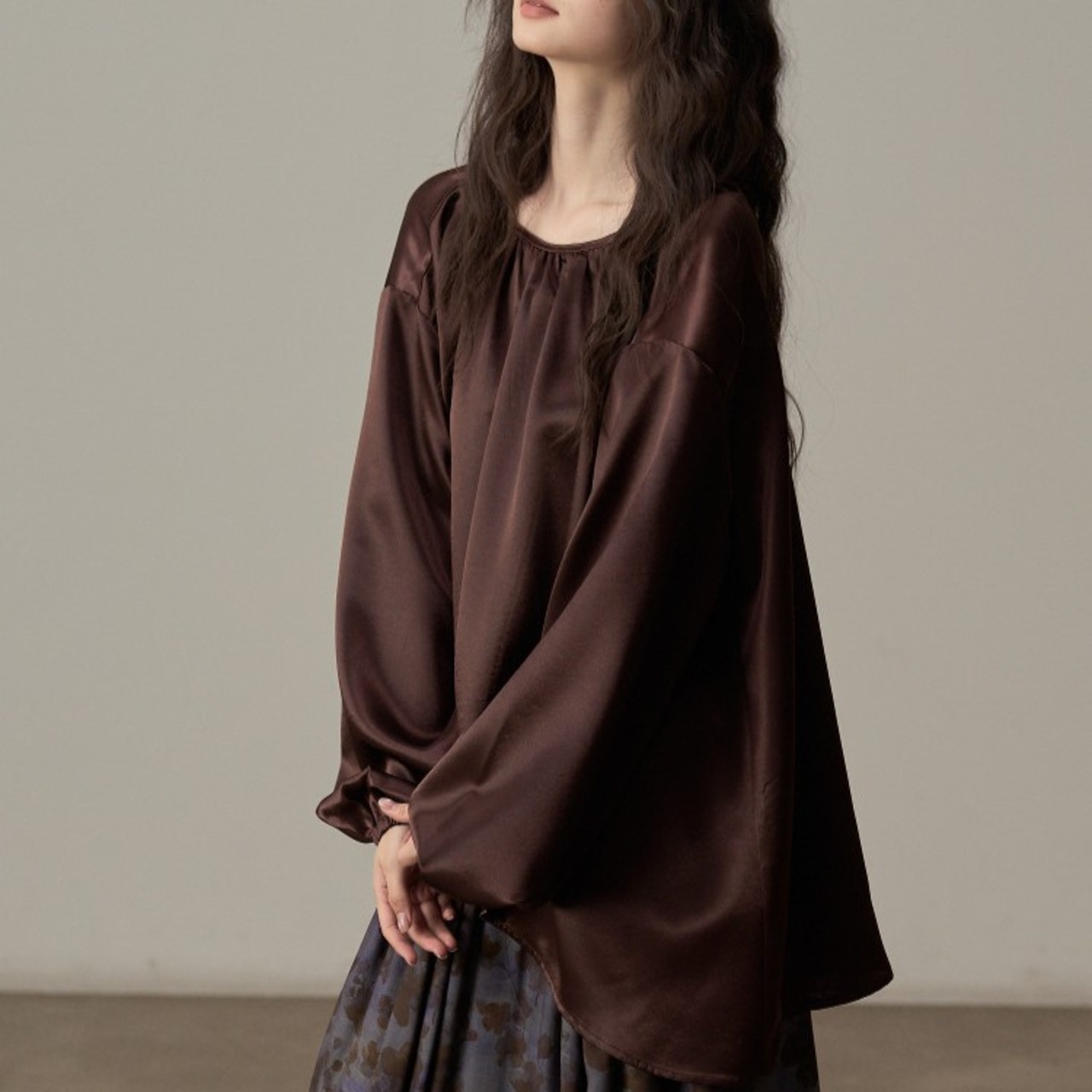 バルーンスリーブ光沢カラーブラウス H0076