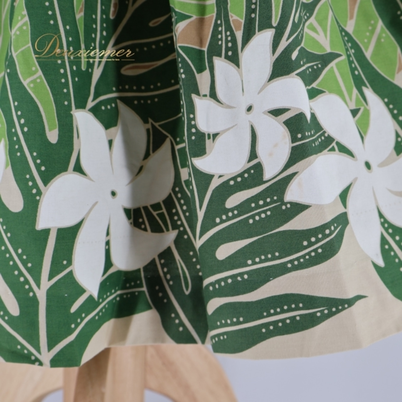 フラダンス 衣装 パウスカート パンドール ベージュ系 Paondor グリーン系 シングル ティアレ柄 ラウアエ柄 かわいい 華やか 鮮やか 明るい ハワイアン アロハ ハワイアンプリント フラ ダンス レッスン 練習 ハワイアンスタイル カジュアル 軽量