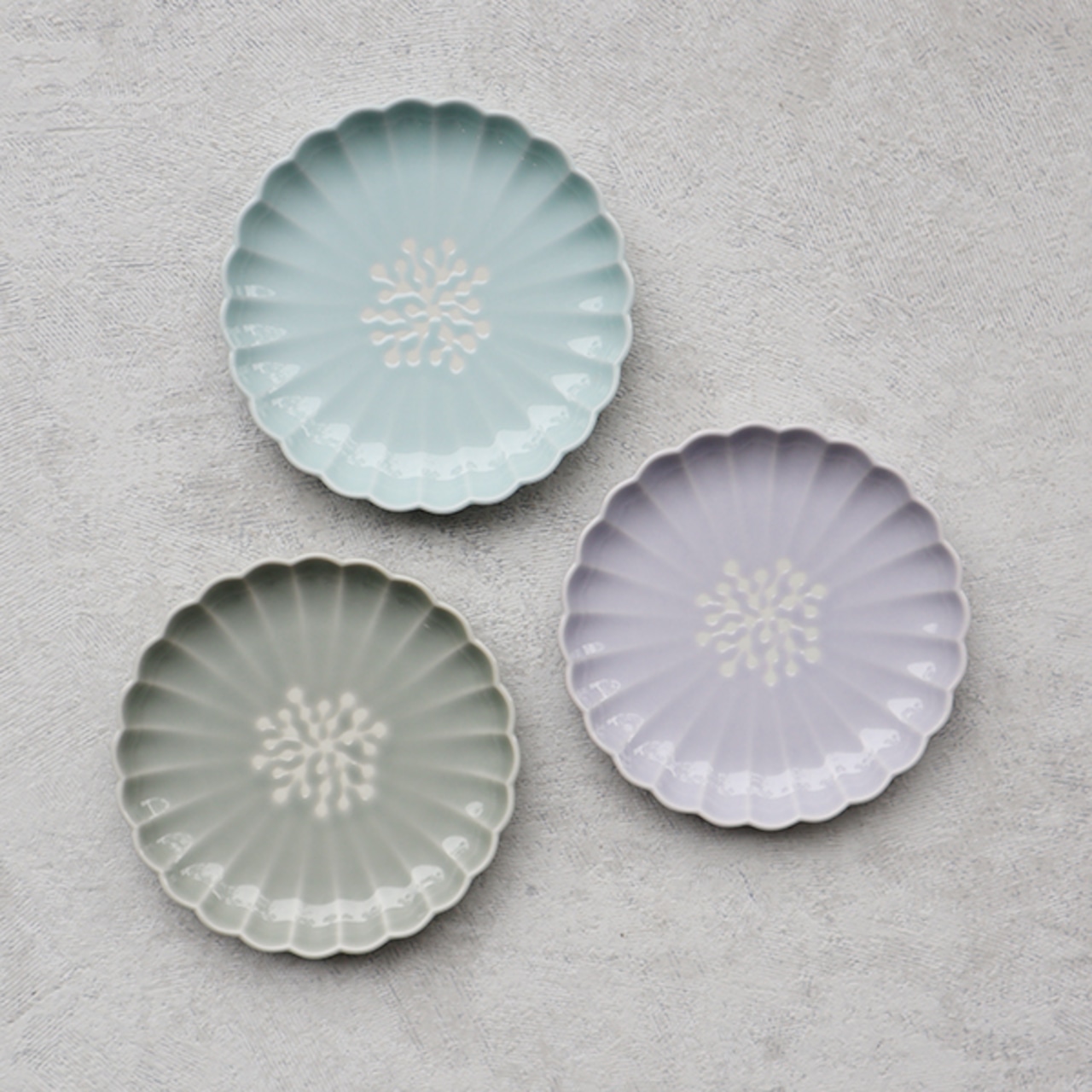 波佐見焼　菊割3.5寸皿フラワー（ブルー・グレー・ライラック）8-103