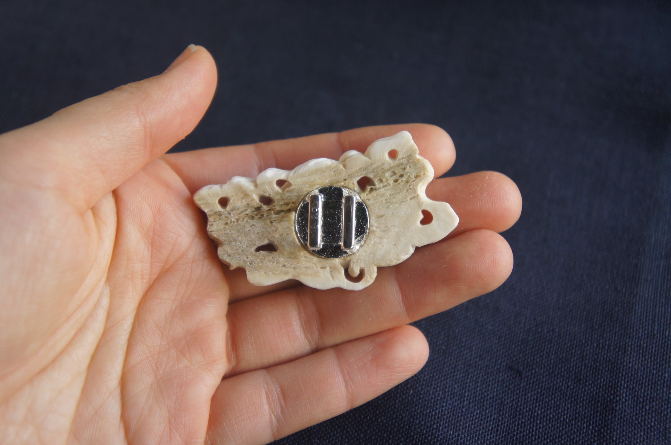 鹿角彫刻の帯留め「月齢」蝙蝠と浮雲 | deer bone 