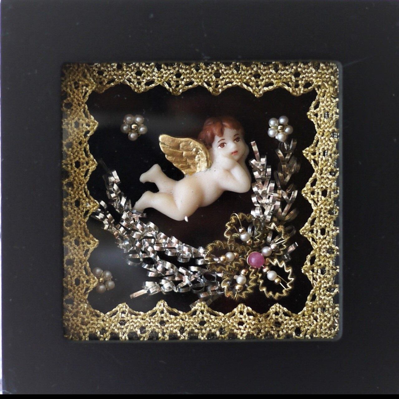 頬杖の可愛い天使 黒いフレーム ドイツ