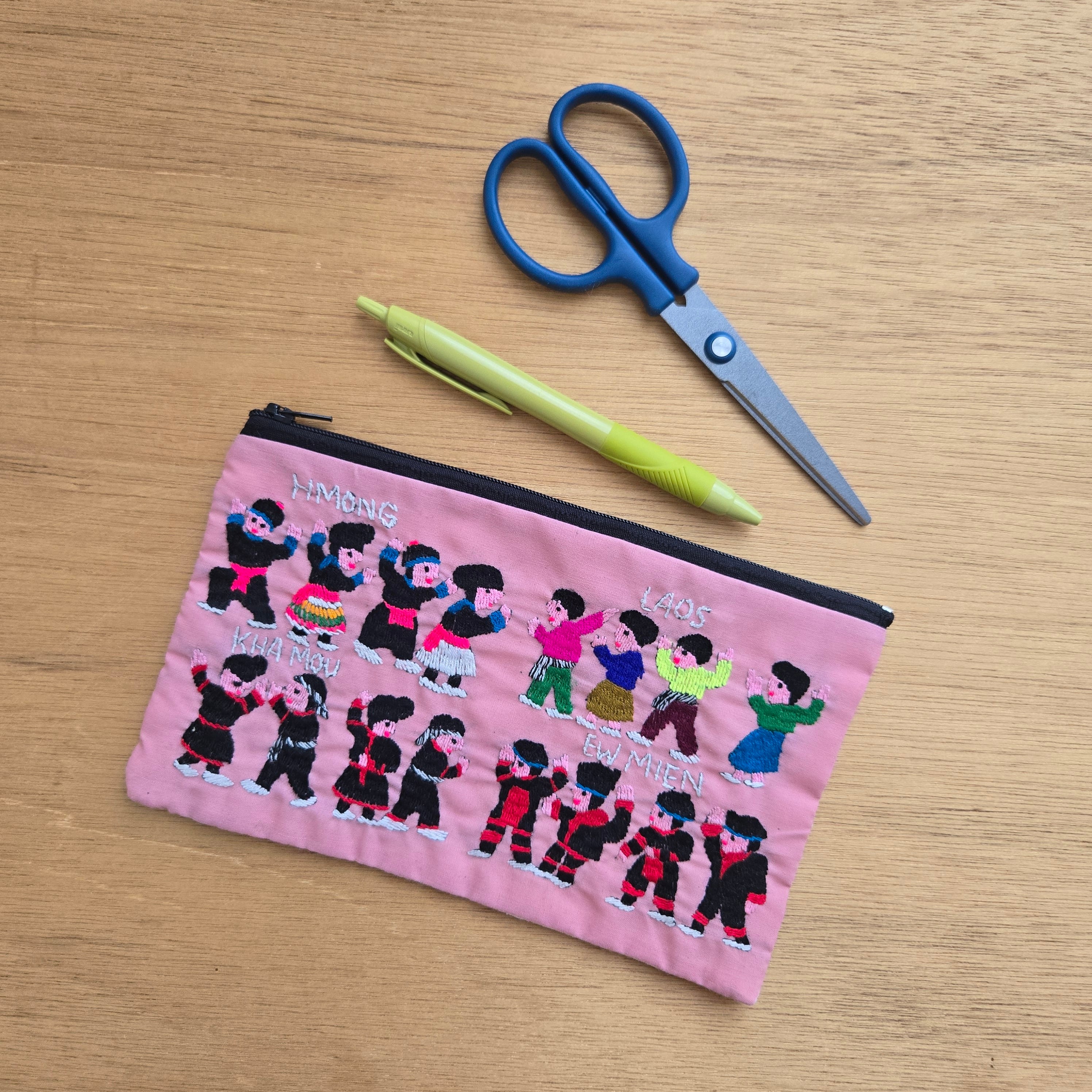 ラオス モン族手刺繍ポーチ・ラオスの人々 | gururi