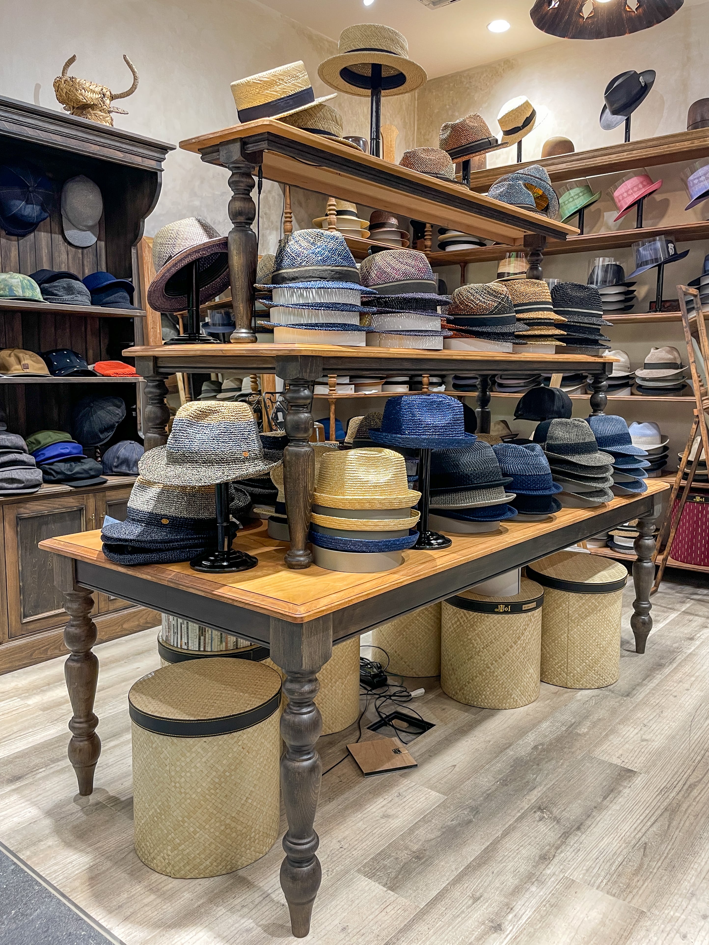 平らな鉄脚と円形の背もたれをもつ古い椅子 アンティーク ディスプレイ 店舗什器 アメリカアンティーク家具 鉄脚テーブル.23 ミシン台