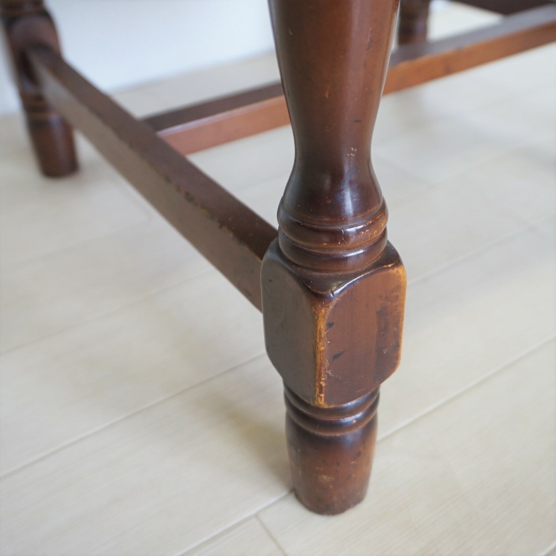 鋲打ちのワインレッドの椅子 | 純喫茶家具の村田商會