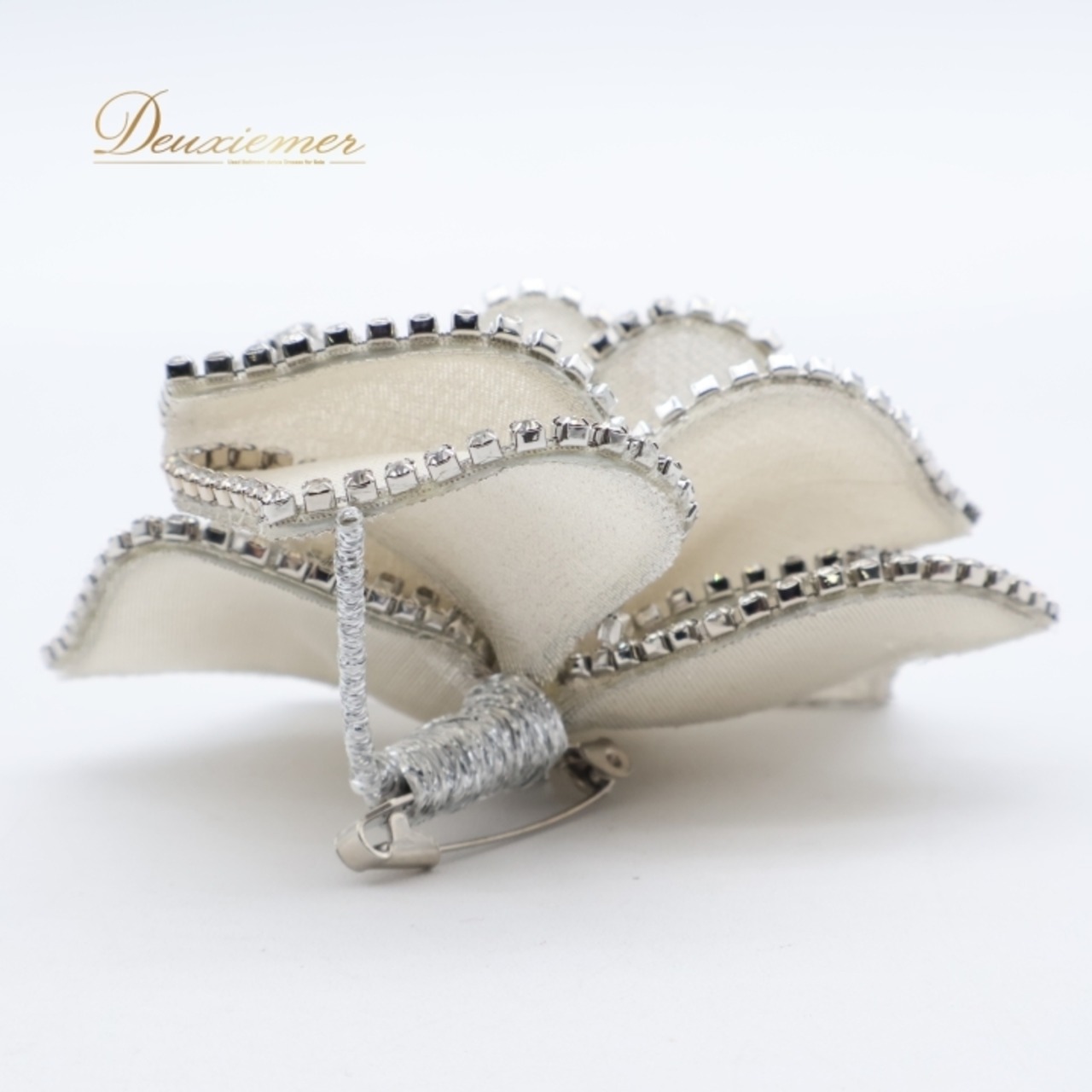 vendome boutique ヴァンドームブティック ブローチ 薔薇 花 シルバー ホワイト系 シルバー系 フォーマル 正装 ダンス パーティ 発表会 小物 飾り 装飾 アクセサリー 入学式 卒業式 小道具 飾りつけ 結婚式 おしゃれ 上品 レディース 華やか かわいい