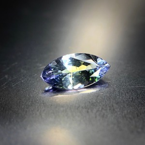 繊細に溶け合う蒼と翠黄色 0.68ct 天然 バイカラー タンザナイト