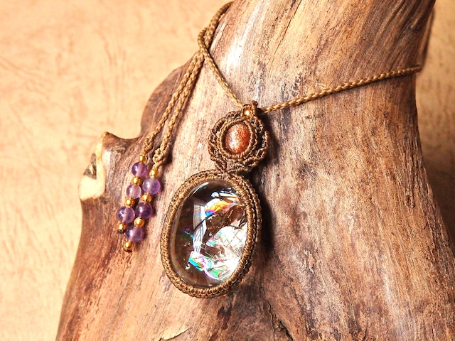 アイリスクォーツ(虹入り水晶・レインボークォーツ) × サンストーン マクラメペンダント