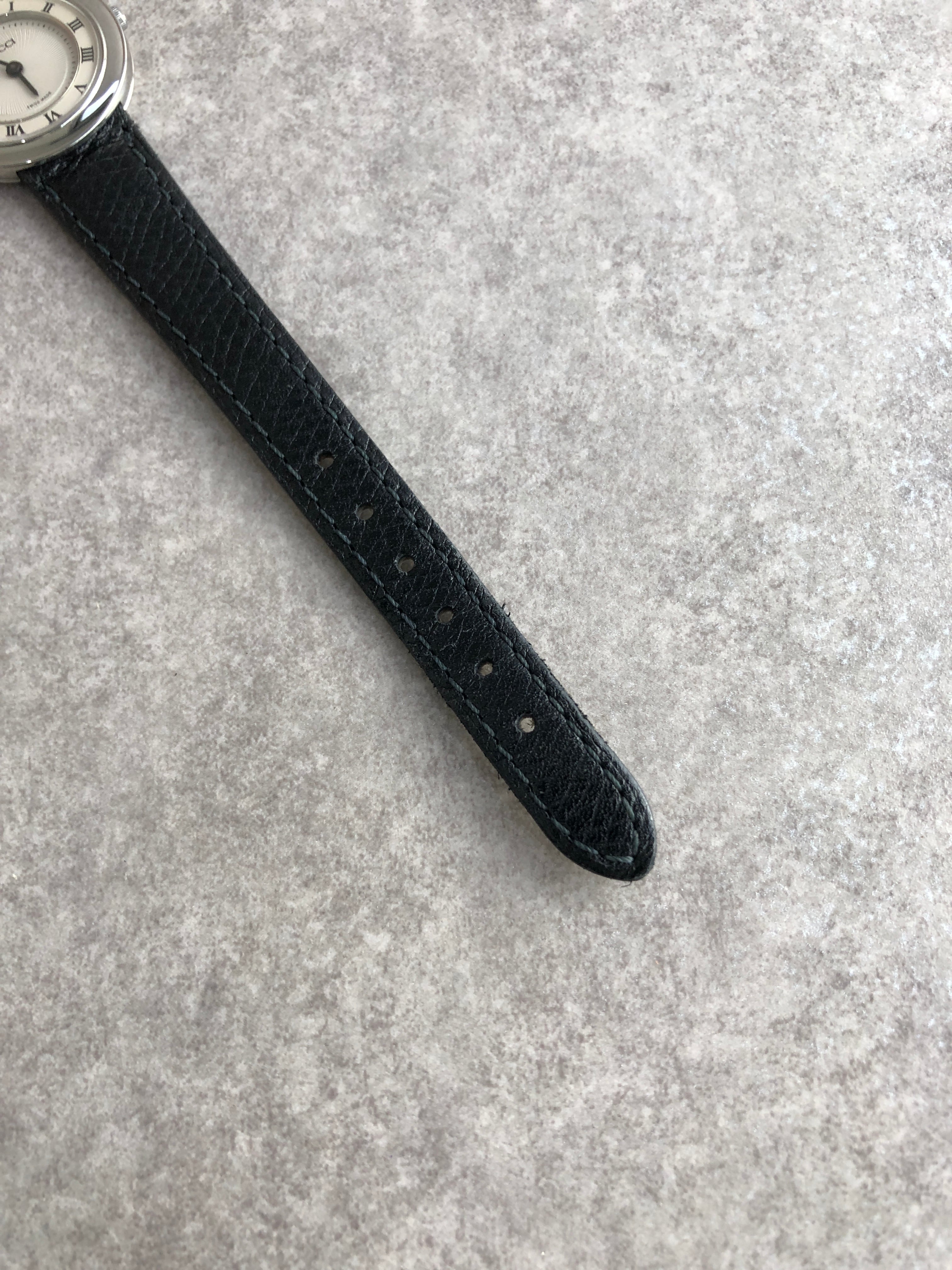 GUCCI アナログクォーツ腕時計 シルバー/ブラック GUCCI グッチ 腕時計 シルバー×ブラック ローマ文字 レザー クォーツ