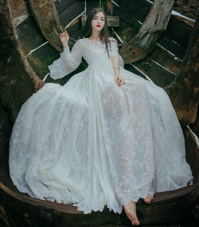 ロング丈ドレス ボリューム Vネック 長袖 ベルスリーブ 総レース 透け感 シアー 刺繍 白 ホワイト カラードレス フェミニン 妖精 フェアリー 清楚 エレガント 上品 大人 女子 ブライダル ウェディング 1 5次会 衣装 フォーマル 結婚式 二次会 お呼ばれ パーティ イベント