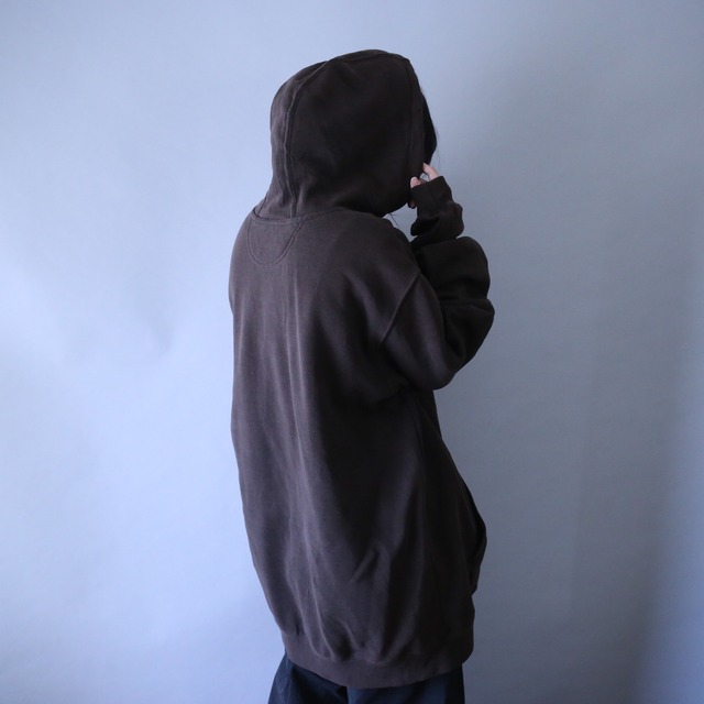 "Carhartt" sleeve logo printed over silhouette brown sweat parka