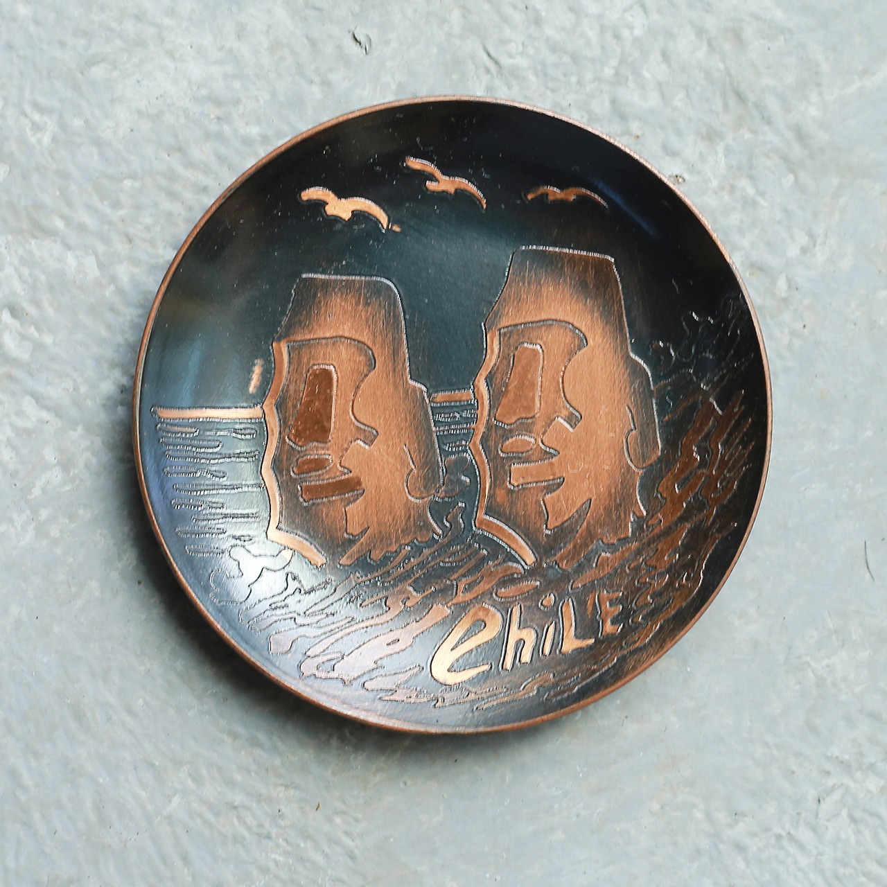 モアイが描かれた、チリの銅のプレート