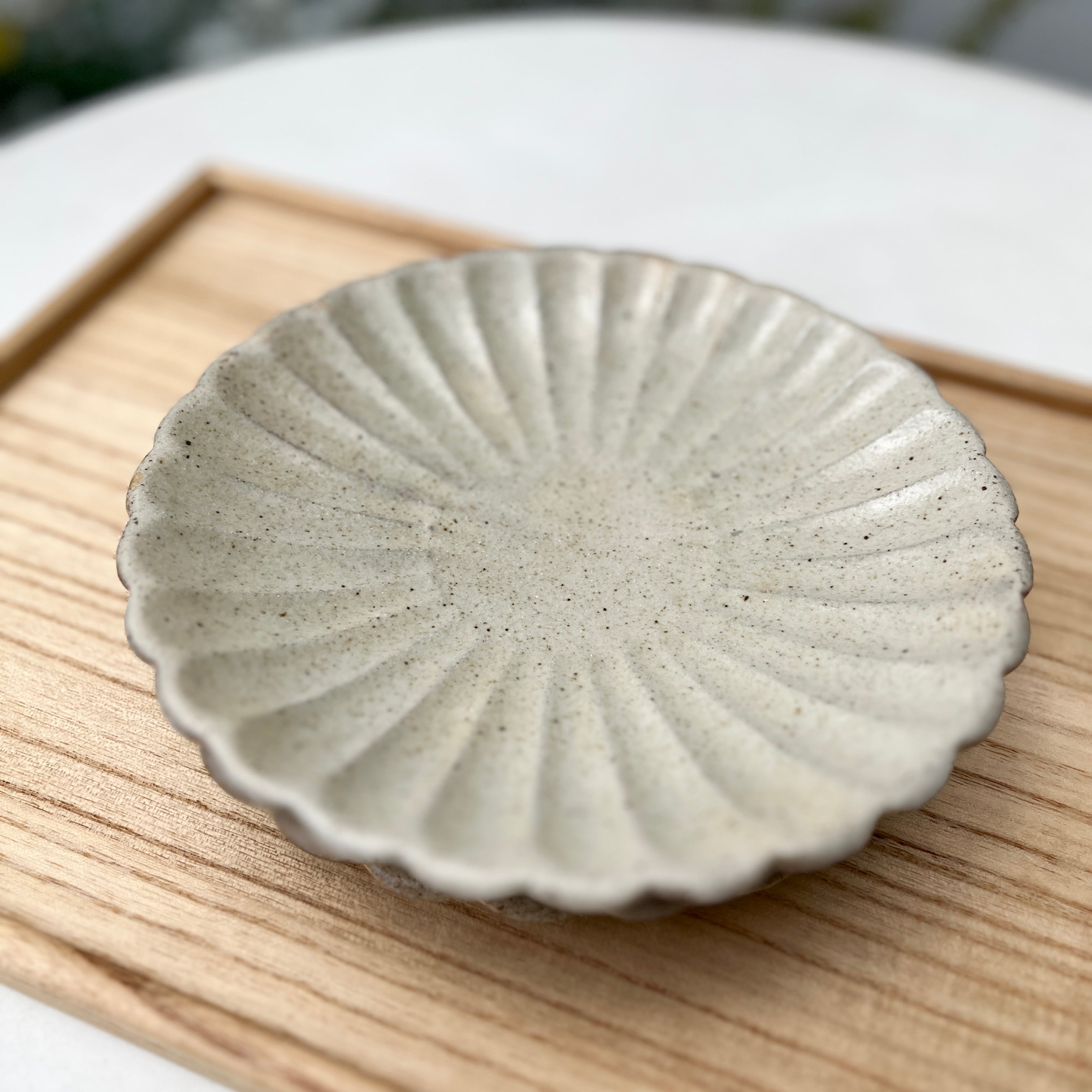 期間限定販売＞ 手島英則 粉引 シノギ皿 6号 | ihana design(イハナ