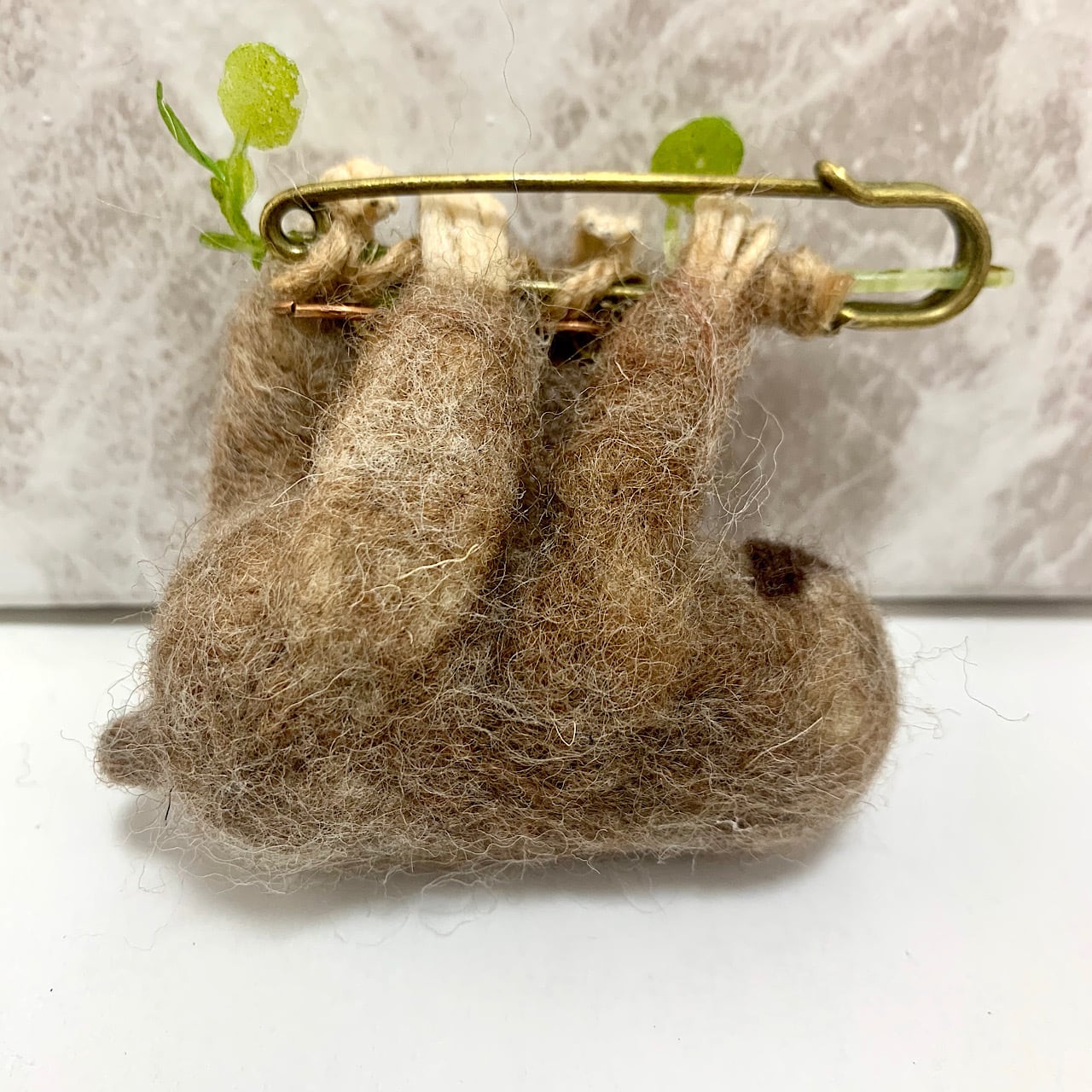 小林モー子　ナマケモノ　ブローチ かわいいナマケモノのピン針は女性のためのナマケモノのブローチを感じ