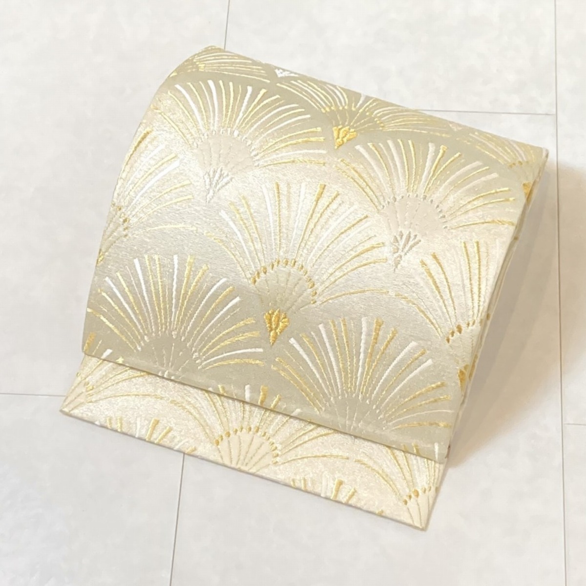 銀通し 孔雀青海波 唐織り 袋帯 正絹 金銀糸 白 アイボリー 611 | kimono Re:和 [online store] キモノリワ 着物 帯 京やC126 正絹 江戸小紋 幻の絹 黄金糸 色無地感覚で 御召黄金糸色無地 皇室御用達高級シルク 純国産糸 中条黄金糸 ガード加工済み 背に一つ紋 縫い紋 刺繍 茶事 重要無形文化財 フォーマルからカジュアルまでOK  袷のきもの お茶席に最適 お仕立て上がり KIMONO  新同 美品