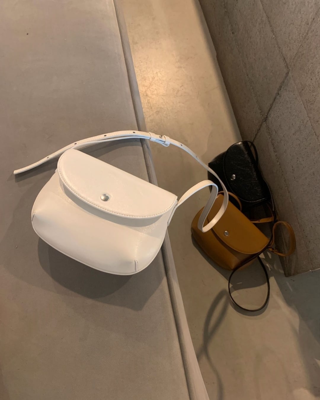 ハーフムーンレザーショルダーバッグ