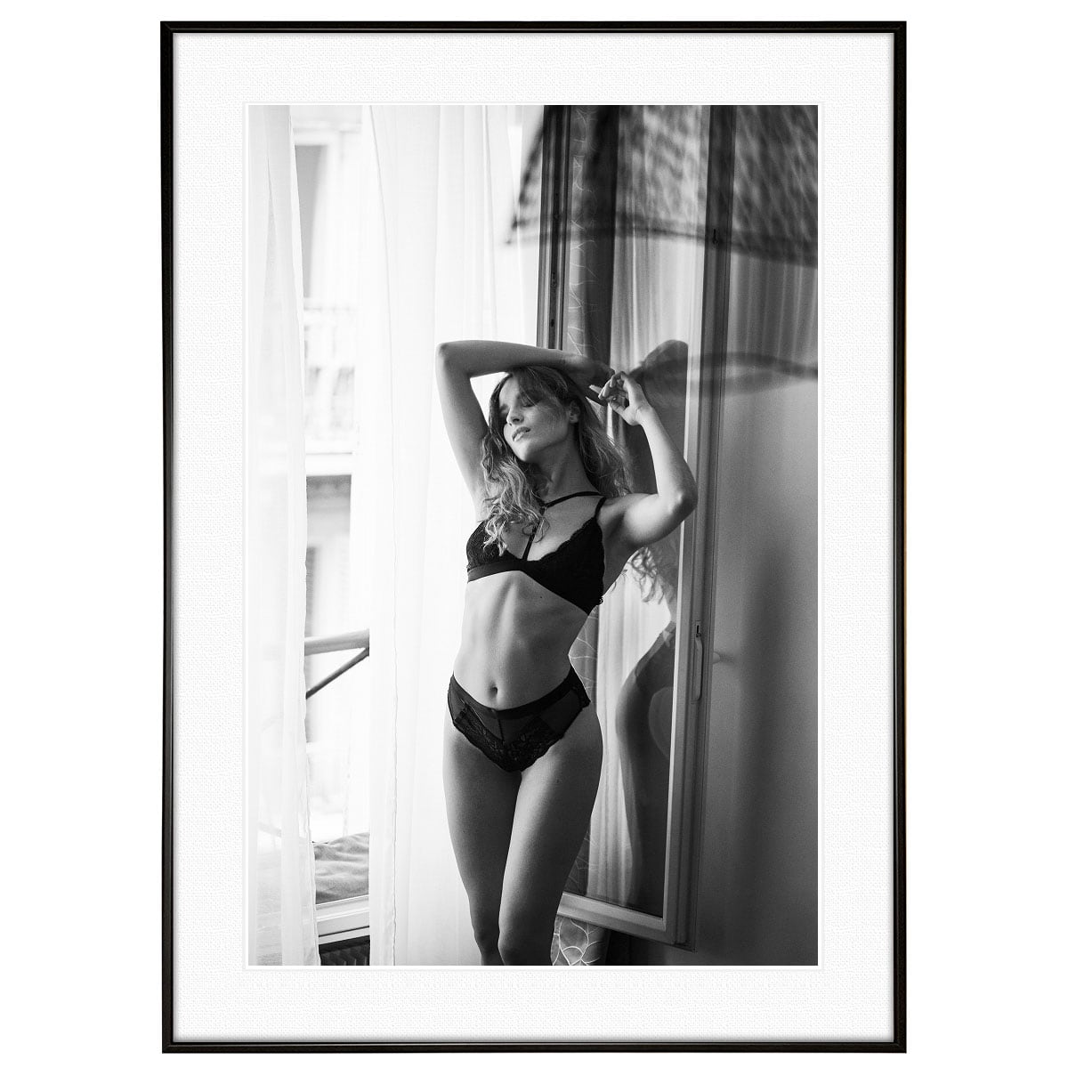 人物の写真 窓際に立つ女性 インテリアモノクロアートポスター額装 AS2285
