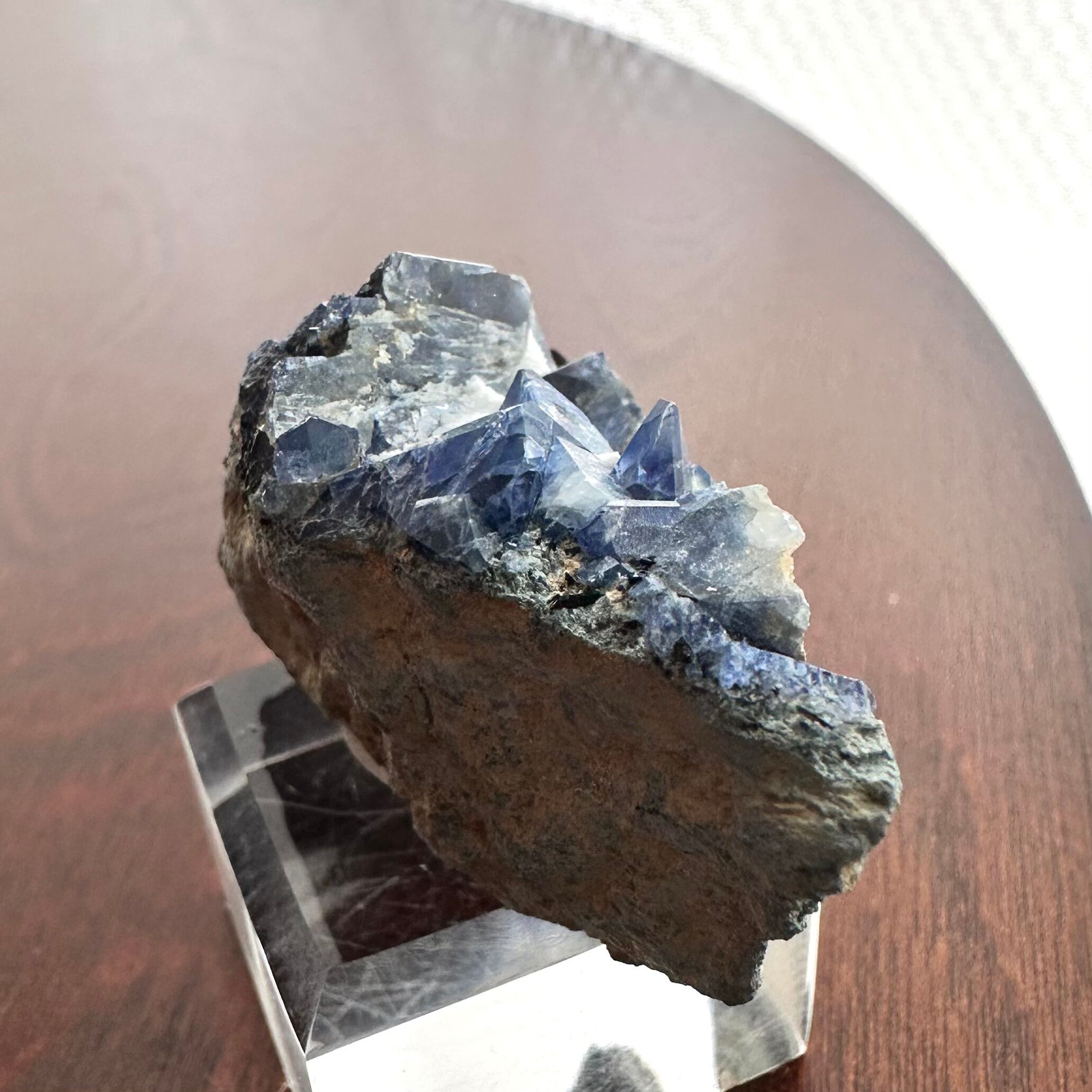 ベニトアイト / ネプチュナイト【Benitoite with Neptunite】アメリカ