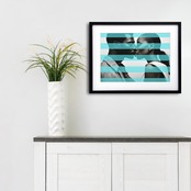 ティール・キス｜モノクロキスシーン×ティールブルーが映えるモダンアートポスター｜スタイリッシュ空間に最適｜A4ポスター