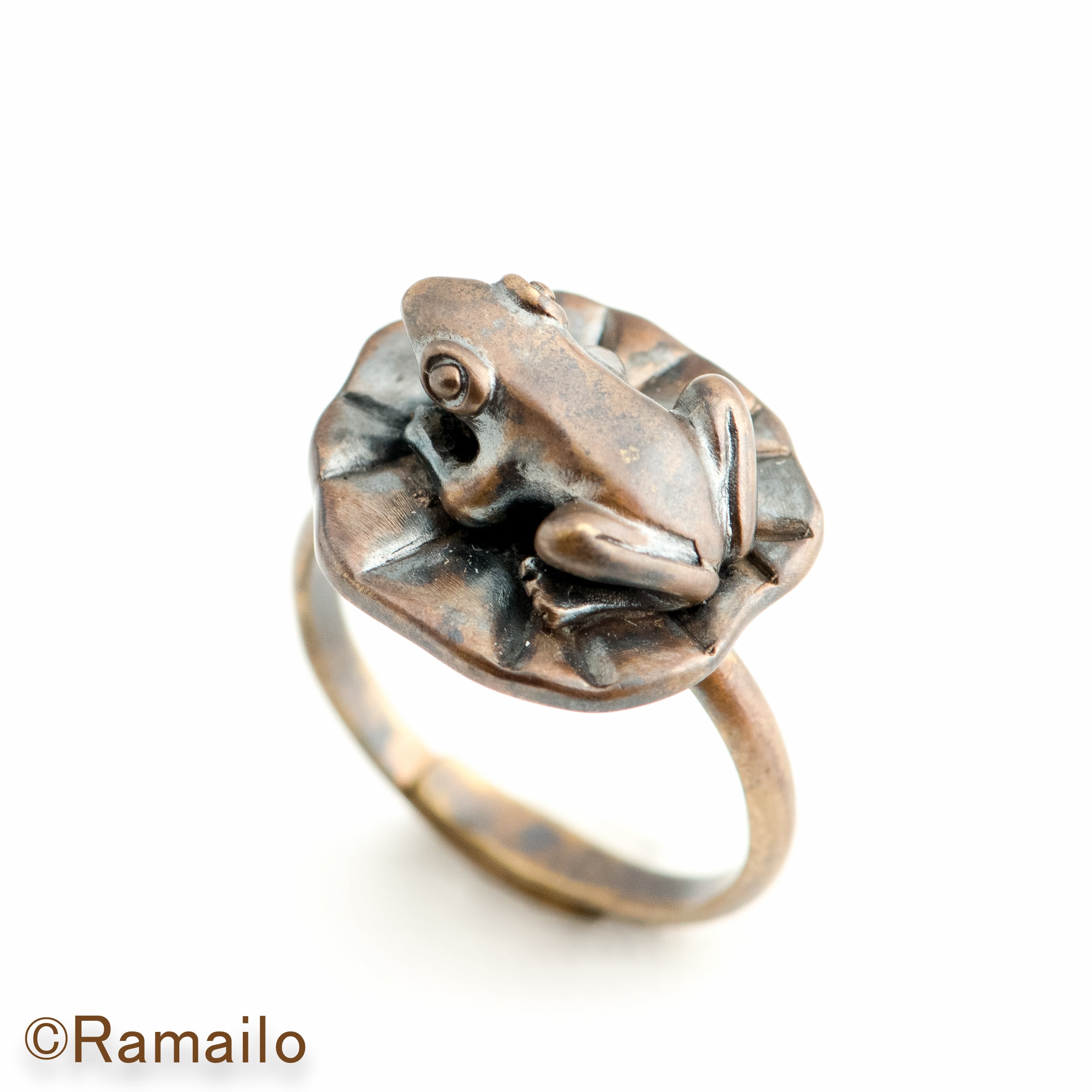 蓮の葉に乗る蛙の真ちゅうリング | カエルの時計屋さん