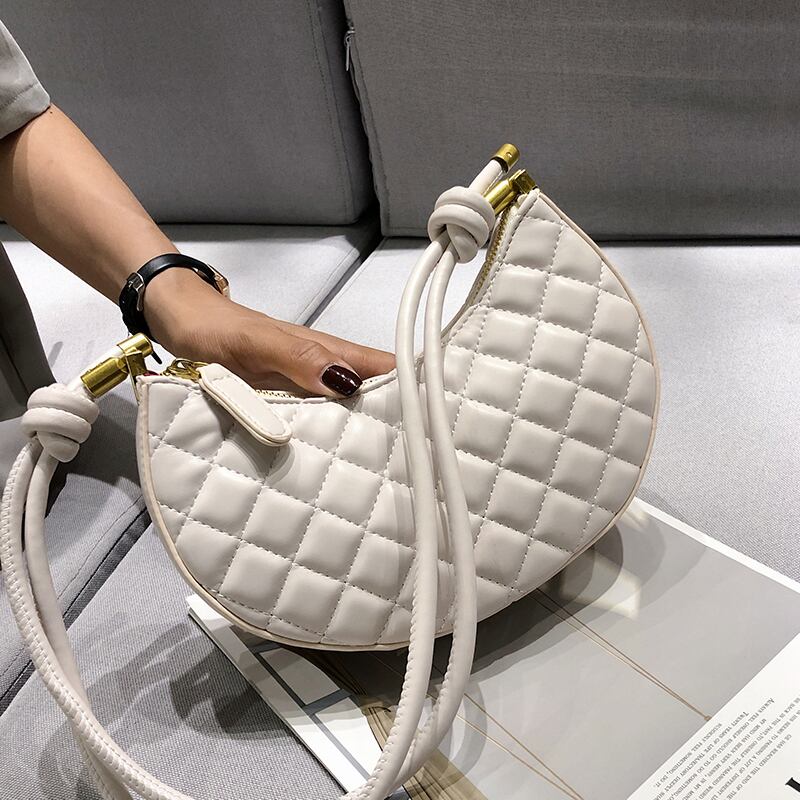 夏のオールマッチレディーススモールバッグ2020人気の新しい流行のファッションワンショルダー脇の下バッグネットレッドメッセンジャークレセントバッグ 手作りハンドバック59733855028