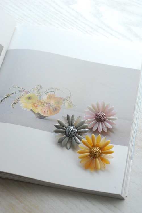 大人のガーベラブローチ