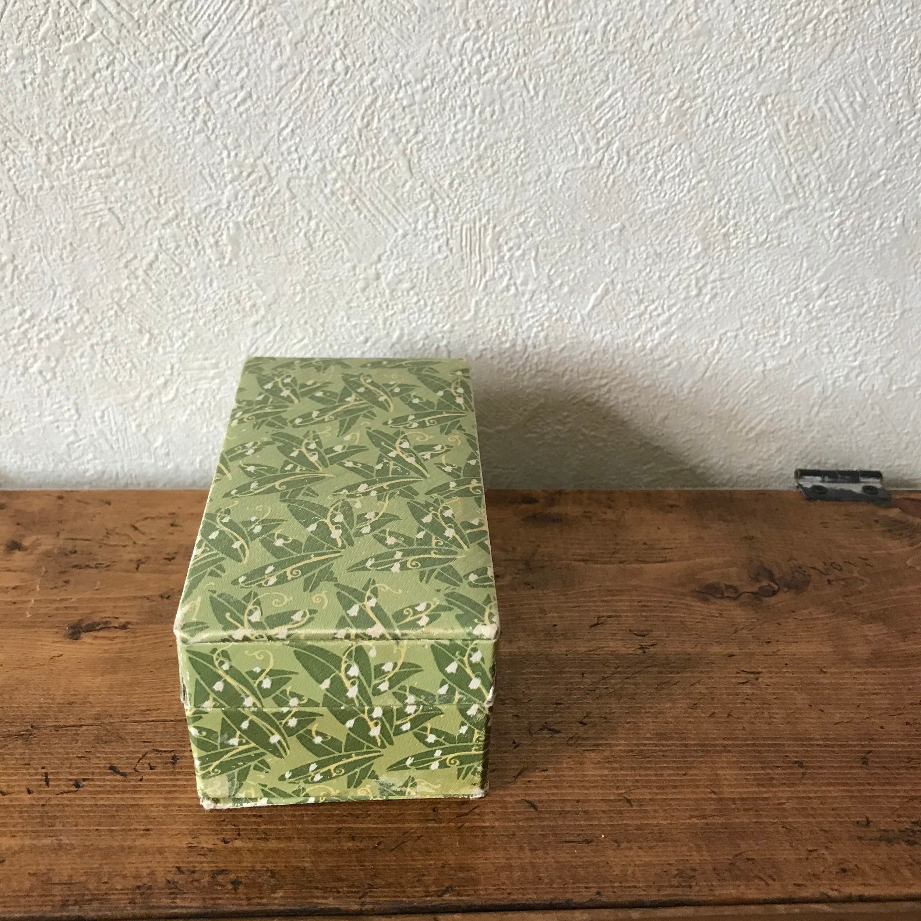 すずらん模様の紙箱