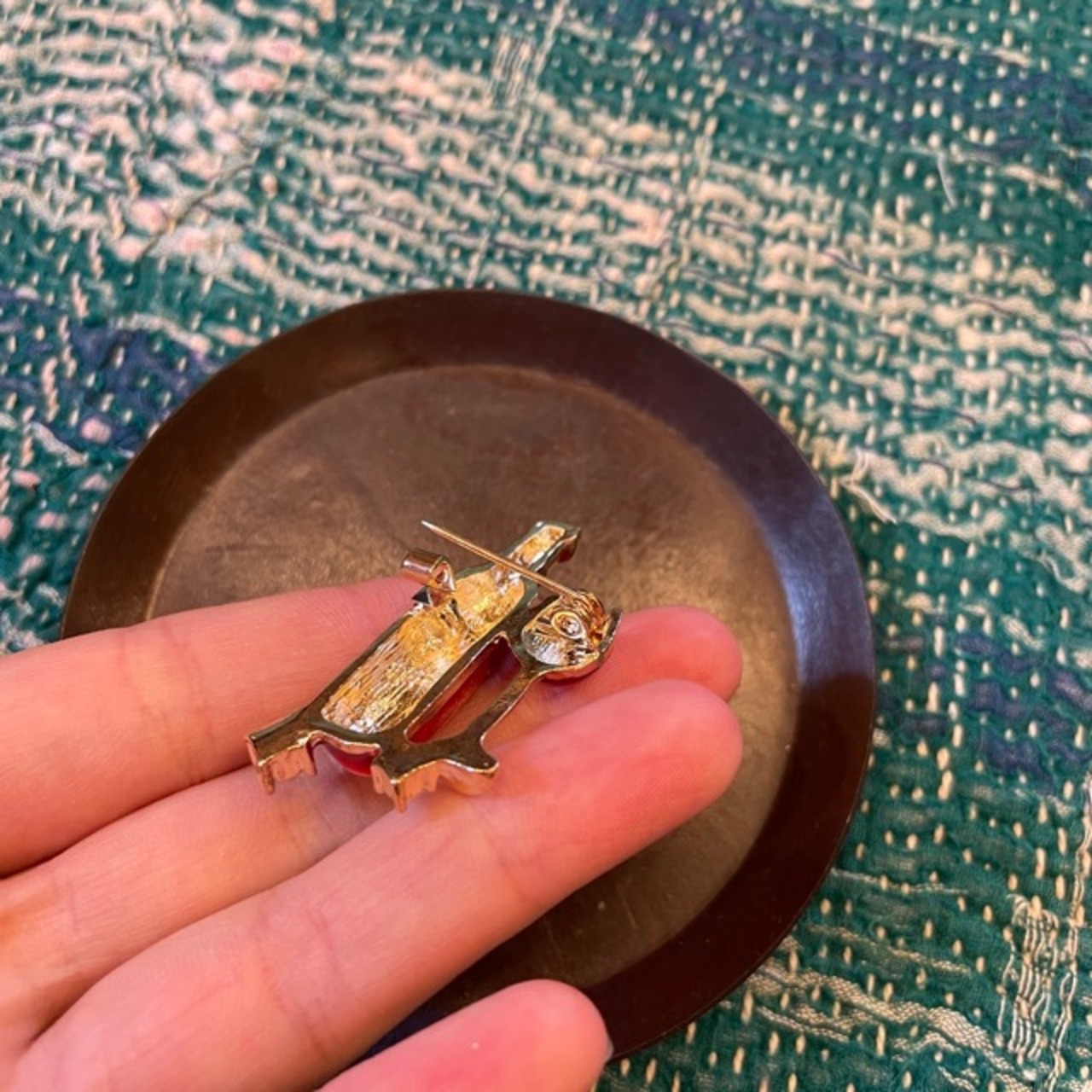 TOPANGA Jewelry Bijou art brooch Red wine and a glass / ビジューアートブローチ 赤ワインとグラス プレゼント プチギフト ジャケット 帽子 バッグ ニット キラキラ アクセサリー かわいい ファッション小物