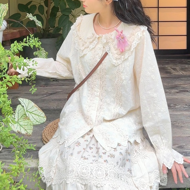 うさぎブローチ付き刺繍レースロングスリーブシャツ W1222