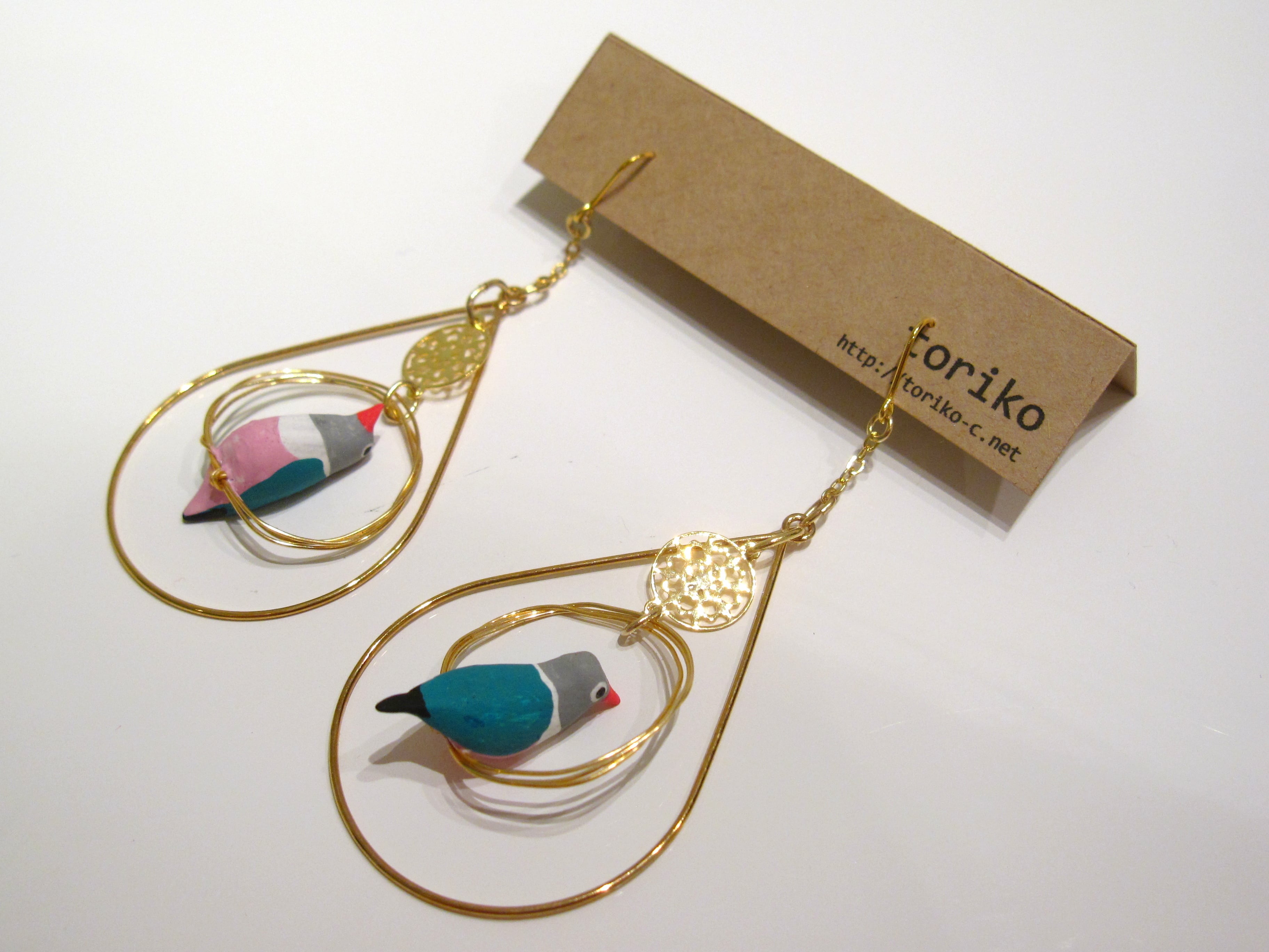 南国の鳥(紫色)囲みアクセ付ピアス・イヤリング